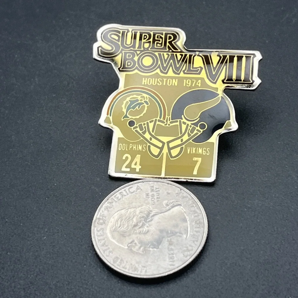 Starline‎ Super Bowl VIII Miami Dolphins Minnesota Vikings NFL Lapel Hat Pin